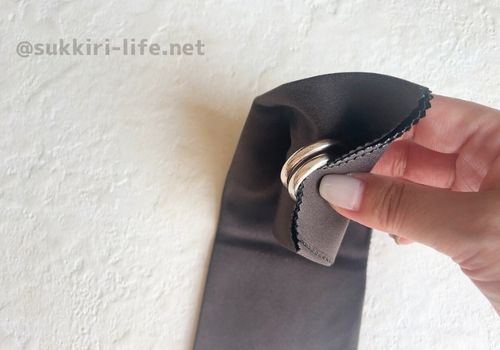 シルバーリングをクロスで磨いて手入れしている様子