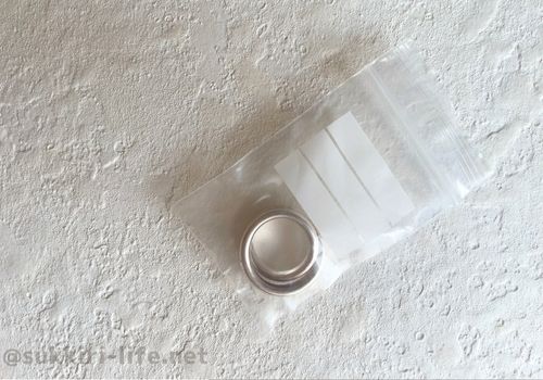 シルバーアクセサリーをジップ袋に入れて保存している様子
